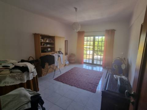 Moradia T4 isolada inserida em terreno com 5000m2 - Camarral (Palmela)