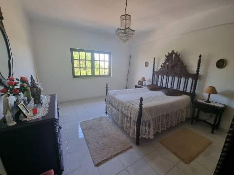 Moradia T4 isolada inserida em terreno com 5000m2 - Camarral (Palmela)