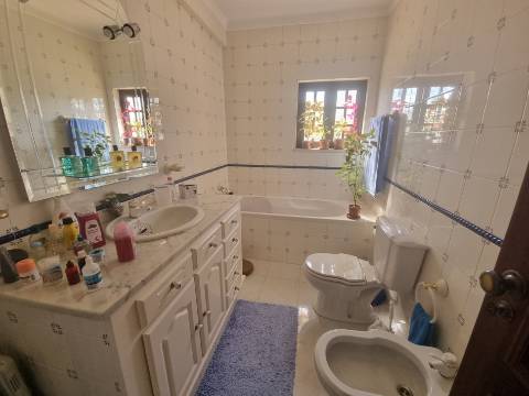 Moradia T4 isolada inserida em terreno com 5000m2 - Camarral (Palmela)