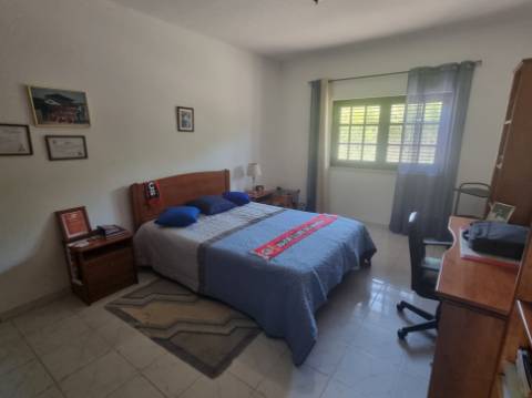 Moradia T4 isolada inserida em terreno com 5000m2 - Camarral (Palmela)