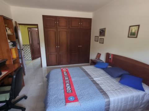 Moradia T4 isolada inserida em terreno com 5000m2 - Camarral (Palmela)