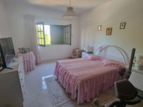 Moradia T4 isolada inserida em terreno com 5000m2 - Camarral (Palmela)