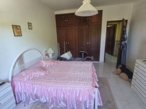 Moradia T4 isolada inserida em terreno com 5000m2 - Camarral (Palmela)