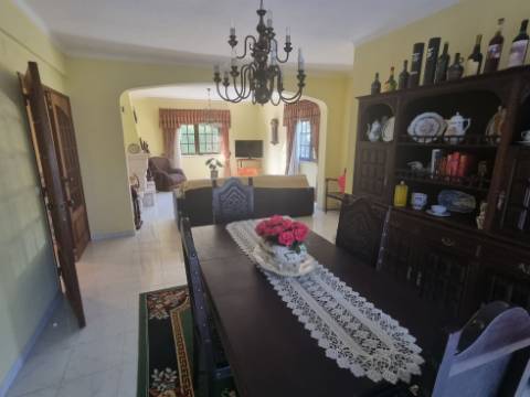 Moradia T4 isolada inserida em terreno com 5000m2 - Camarral (Palmela)