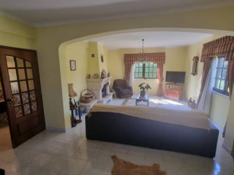 Moradia T4 isolada inserida em terreno com 5000m2 - Camarral (Palmela)