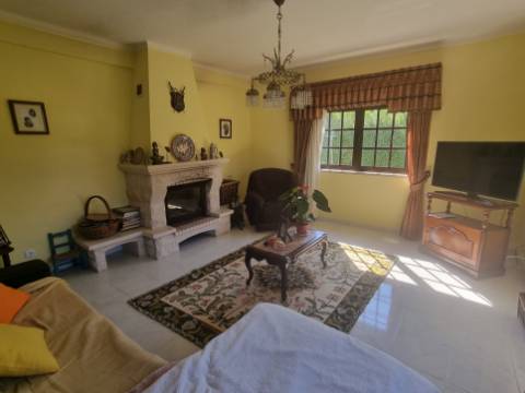 Moradia T4 isolada inserida em terreno com 5000m2 - Camarral (Palmela)