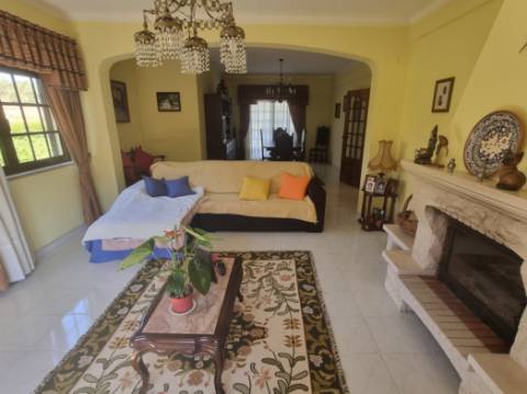 Moradia T4 isolada inserida em terreno com 5000m2 - Camarral (Palmela)