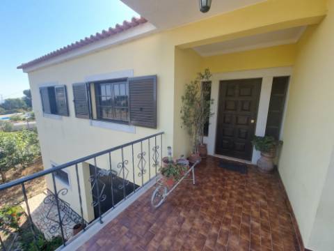 Moradia T4 isolada inserida em terreno com 5000m2 - Camarral (Palmela)