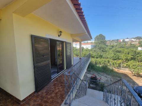 Moradia T4 isolada inserida em terreno com 5000m2 - Camarral (Palmela)