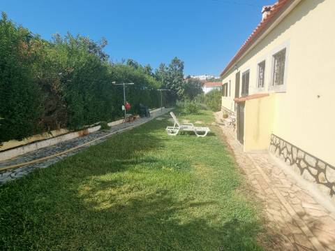 Moradia T4 isolada inserida em terreno com 5000m2 - Camarral (Palmela)