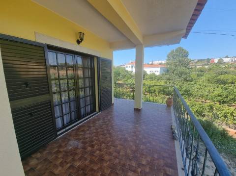 Moradia T4 isolada inserida em terreno com 5000m2 - Camarral (Palmela)