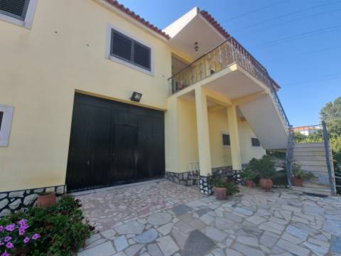 Moradia T4 isolada inserida em terreno com 5000m2 - Camarral (Palmela)