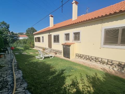 Moradia T4 isolada inserida em terreno com 5000m2 - Camarral (Palmela)