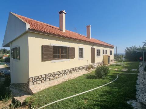 Moradia T4 isolada inserida em terreno com 5000m2 - Camarral (Palmela)