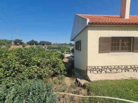 Moradia T4 isolada inserida em terreno com 5000m2 - Camarral (Palmela)