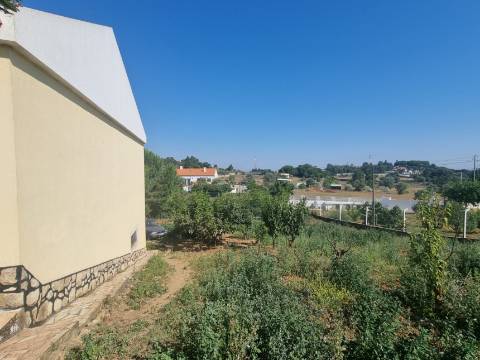 Moradia T4 isolada inserida em terreno com 5000m2 - Camarral (Palmela)