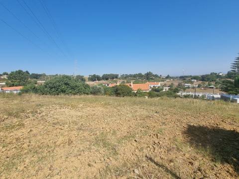 Moradia T4 isolada inserida em terreno com 5000m2 - Camarral (Palmela)