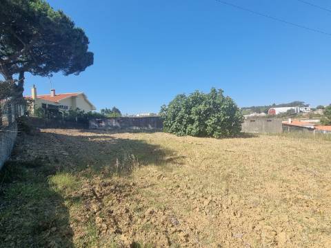 Moradia T4 isolada inserida em terreno com 5000m2 - Camarral (Palmela)