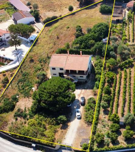 Moradia T4 isolada inserida em terreno com 5000m2 - Camarral (Palmela)