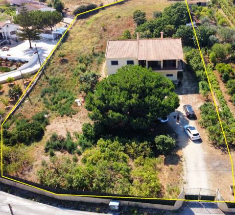 Moradia T4 isolada inserida em terreno com 5000m2 - Camarral (Palmela)