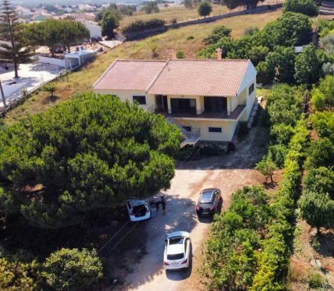 Moradia T4 isolada inserida em terreno com 5000m2 - Camarral (Palmela)