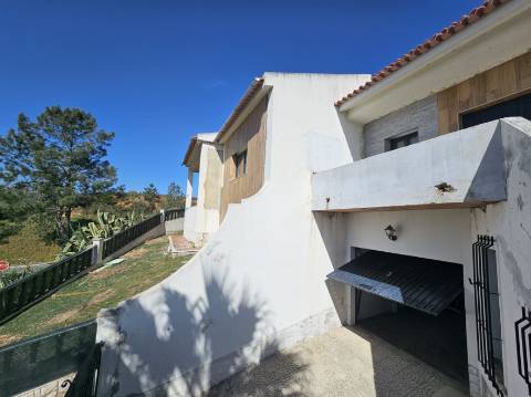 Moradia Isolada em fase de renovação/ remodelação com piscina e jardim - Miraventos(Palmela)