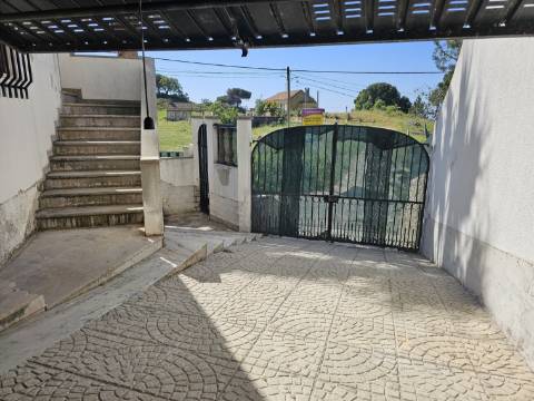 Moradia Isolada em fase de renovação/ remodelação com piscina e jardim - Miraventos(Palmela)