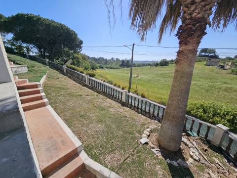 Moradia Isolada em fase de renovação/ remodelação com piscina e jardim - Miraventos(Palmela)