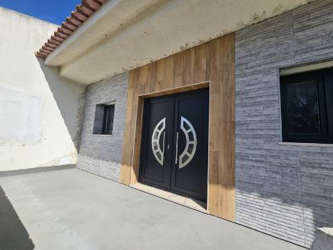 Moradia Isolada em fase de renovação/ remodelação com piscina e jardim - Miraventos(Palmela)