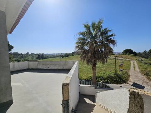 Moradia Isolada em fase de renovação/ remodelação com piscina e jardim - Miraventos(Palmela)