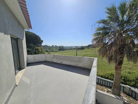 Moradia Isolada em fase de renovação/ remodelação com piscina e jardim - Miraventos(Palmela)