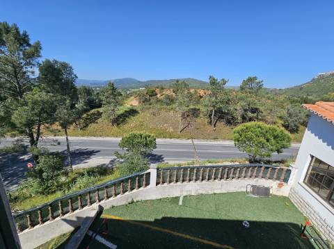 Moradia Isolada em fase de renovação/ remodelação com piscina e jardim - Miraventos(Palmela)