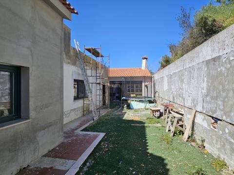 Moradia Isolada em fase de renovação/ remodelação com piscina e jardim - Miraventos(Palmela)