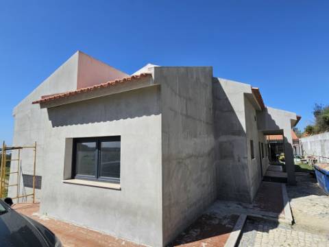 Moradia Isolada em fase de renovação/ remodelação com piscina e jardim - Miraventos(Palmela)