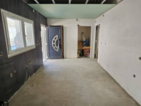 Moradia Isolada em fase de renovação/ remodelação com piscina e jardim - Miraventos(Palmela)