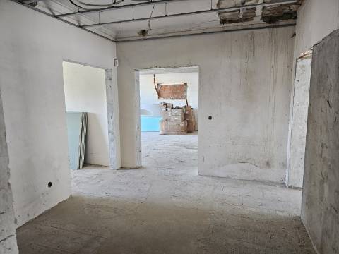 Moradia Isolada em fase de renovação/ remodelação com piscina e jardim - Miraventos(Palmela)