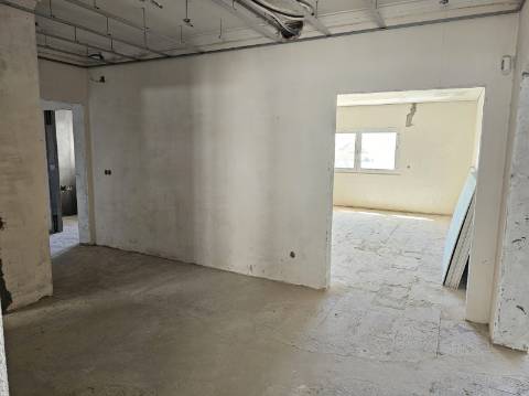 Moradia Isolada em fase de renovação/ remodelação com piscina e jardim - Miraventos(Palmela)