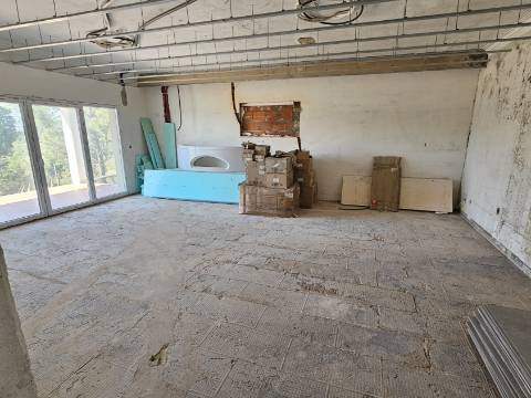 Moradia Isolada em fase de renovação/ remodelação com piscina e jardim - Miraventos(Palmela)