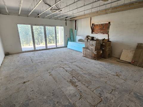 Moradia Isolada em fase de renovação/ remodelação com piscina e jardim - Miraventos(Palmela)