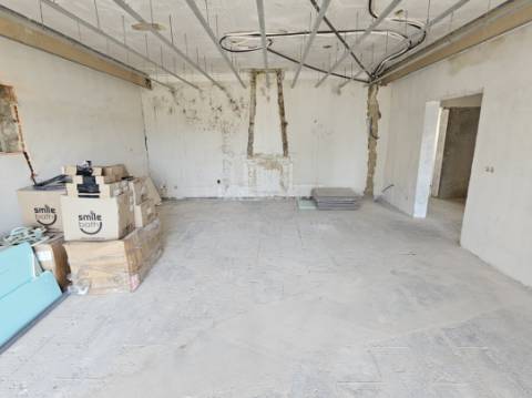 Moradia Isolada em fase de renovação/ remodelação com piscina e jardim - Miraventos(Palmela)