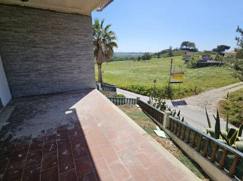 Moradia Isolada em fase de renovação/ remodelação com piscina e jardim - Miraventos(Palmela)