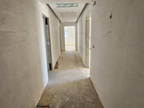 Moradia Isolada em fase de renovação/ remodelação com piscina e jardim - Miraventos(Palmela)