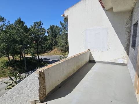 Moradia Isolada em fase de renovação/ remodelação com piscina e jardim - Miraventos(Palmela)