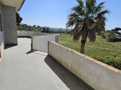 Moradia Isolada em fase de renovação/ remodelação com piscina e jardim - Miraventos(Palmela)