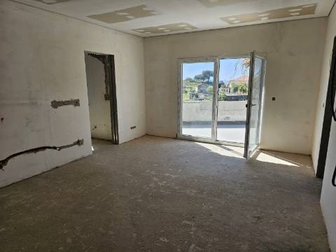 Moradia Isolada em fase de renovação/ remodelação com piscina e jardim - Miraventos(Palmela)