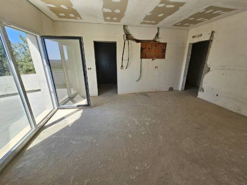 Moradia Isolada em fase de renovação/ remodelação com piscina e jardim - Miraventos(Palmela)