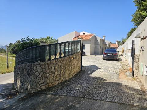 Moradia Isolada em fase de renovação/ remodelação com piscina e jardim - Miraventos(Palmela)