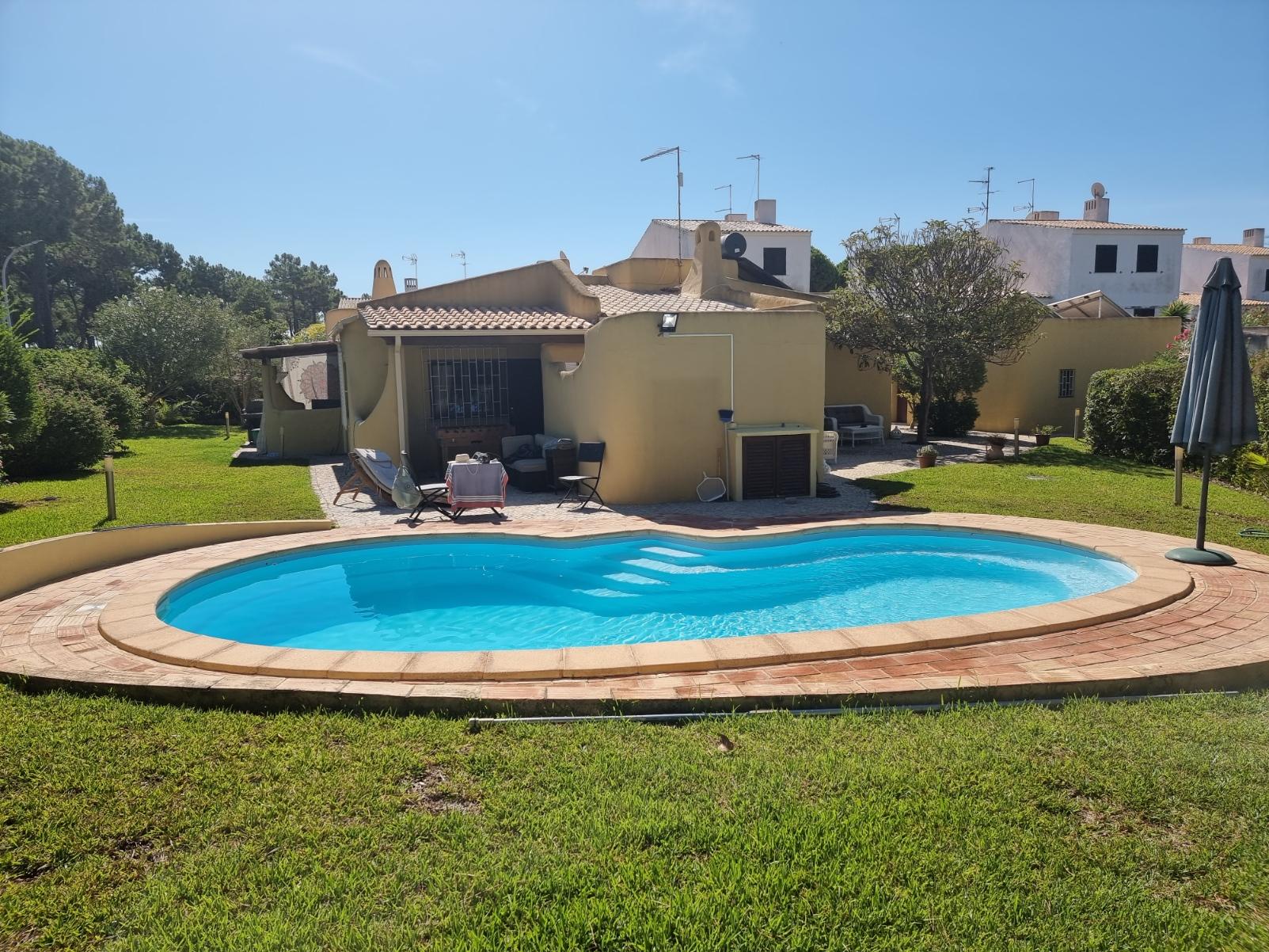 Moradia V3 toda térrea isolada com piscina,jardim e garagem - Vilamoura(Algarve)