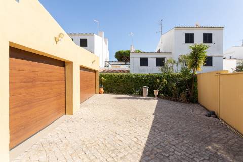 Moradia V3 toda térrea isolada com piscina,jardim e garagem - Vilamoura(Algarve)