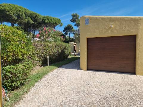 Moradia V3 toda térrea isolada com piscina,jardim e garagem - Vilamoura(Algarve)